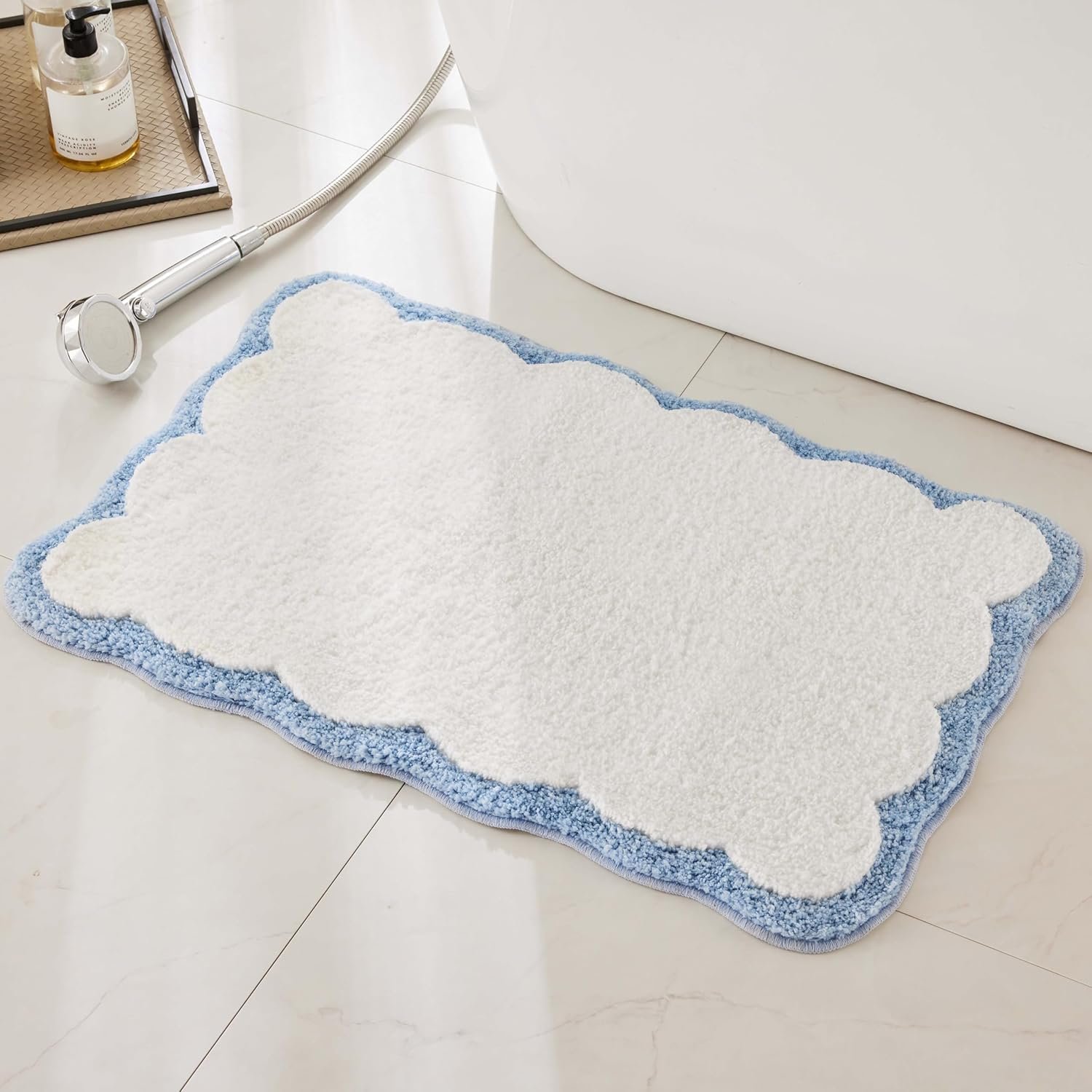 Luxury Microfiber Bathroom Rugs, White Bath Rug with Blue Scalloped Piping Cute Aesthetic Preppy Bath Mat for Bathroom, Tub, Floor Carpet, Sink, Shower, Anti Slip, Absorbent, 32×20